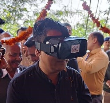 (MLA Sudarshan Singh Babloo experiencing the 360 degree darshan of Mata Chintpurni)