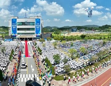 80,000 members of the Shincheonji Church of Jesus gathered for Sunday service astonishes Cheongju, South Korea